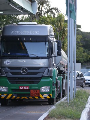 Caminhão-tanque abastece posto de combustivel em Brasília