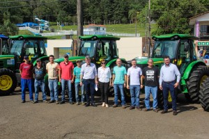 Tratores que compõem a frota agrícola do município recebem novas cabines climatizadas (4)