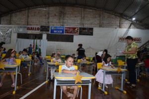 Alunos do projeto Estante Mágica lançam livros em Machadinho 4