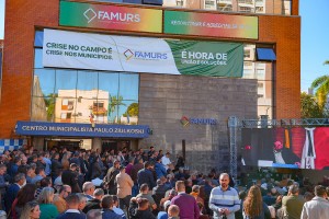 Ato contou com telão instalado no estacionamento da Famurs, em Porto Alegre.