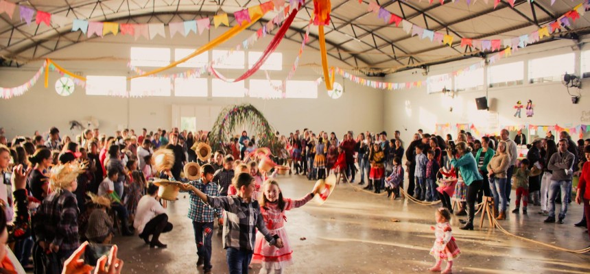 Tradicional festa junina recebe grande número de pessoas no Salão Paroquial em Maximiliano de Almeida 01