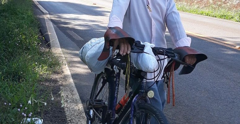 Movido pela fé, seu Luiz Fabrício vai de bicicleta da Linha Coqueiro até Maximiliano de Almeida todas as semanas 1