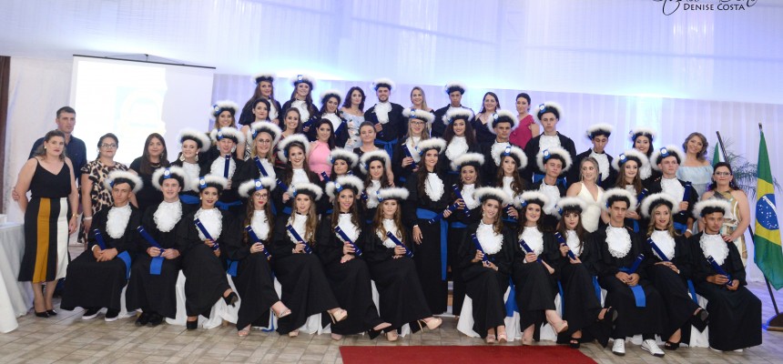 Escola Castro Alves realiza Cerimônia de FormaturaDSC_6444