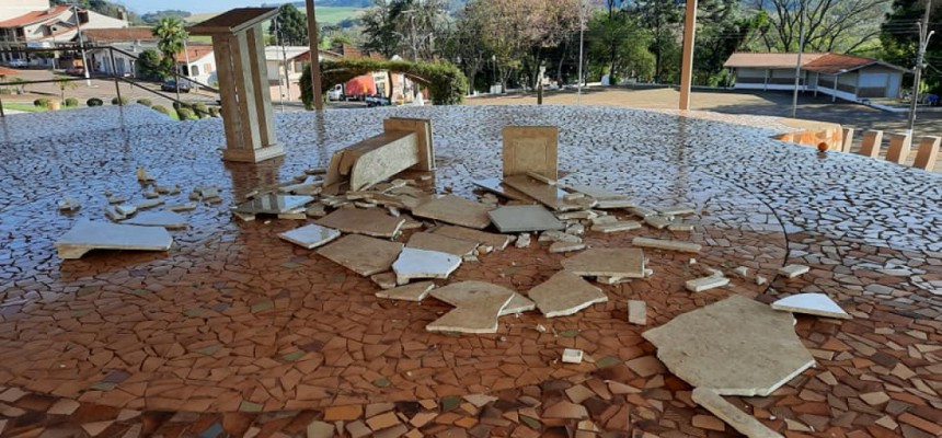 1600866582-Vandalismo-estrutura-em-mArmore-no-Altar-Campal-do-SantuArio-de-IbiaAA-amanheceu-destruAda