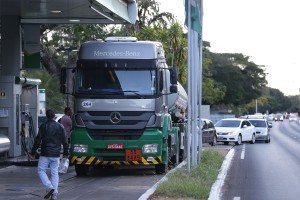 Caminhão-tanque abastece posto de combustivel em Brasília