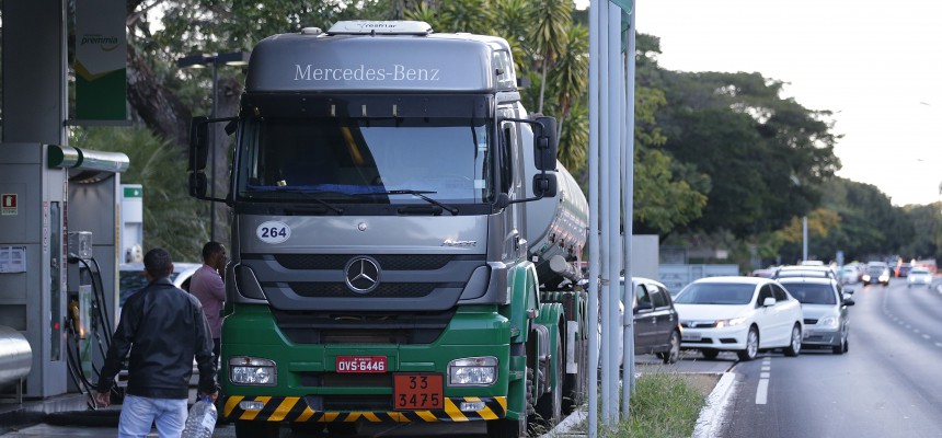 Caminhão-tanque abastece posto de combustivel em Brasília